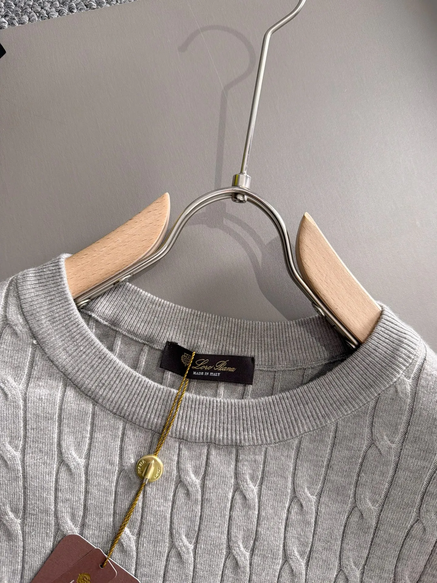 LP high quality Loro Piana 26ss New Arrival men's short-sleeved knitted T-shirt. Made of combed cotton yarn knitted cotton fabric, no pressure when entering and exiting the counter. Exclusive control of raw materials. It feels substantial when weighed, and the upper body is more textured than ordinary T-shirts. This texture can handle the weather easily and is suitable for both hot and cold! Loose fit design, looks noble. The only correct version is available Size: M to 3XL